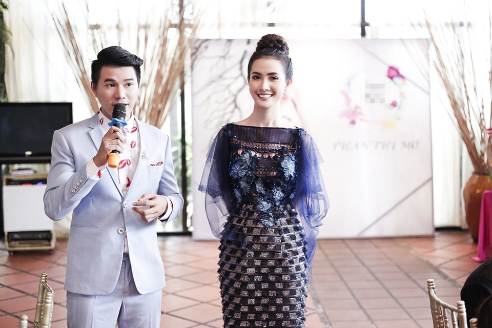 Điều thú vị tại bữa tiệc, là khi bị MC Vũ Mạnh Cường và các phóng viên “tra khảo” về chuyện đám cưới, Phan Thị Mơ chỉ cười trừ và xin mọi người “tha” cho mình để hỏi chuyện khác.