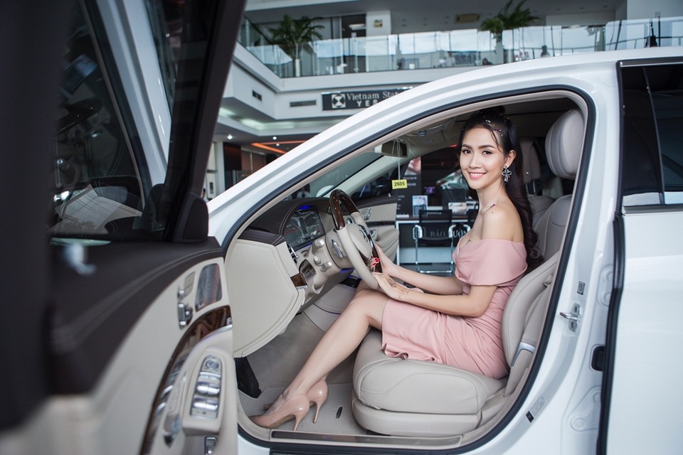Sau màn khoe nhẫn kim cương, Phan Thị Mơ tự tậu xế hộp tiền tỷ - 5 Phan Thị Mơ thật thà cho biết, làm nghệ thuật nếu chăm chỉ có thể giúp cô sống được với nghề và hết mình cống hiến vì nó, nhất là khi cô là một phụ nữ hiện đại, cô muốn có thể tự chăm lo tốt cho cuộc sống của chính mình. Mơ Phan chọn cho mình chiếc xe màu trắng bởi đây vốn là tone màu yêu thích và dù không hề hợp mệnh của cô.