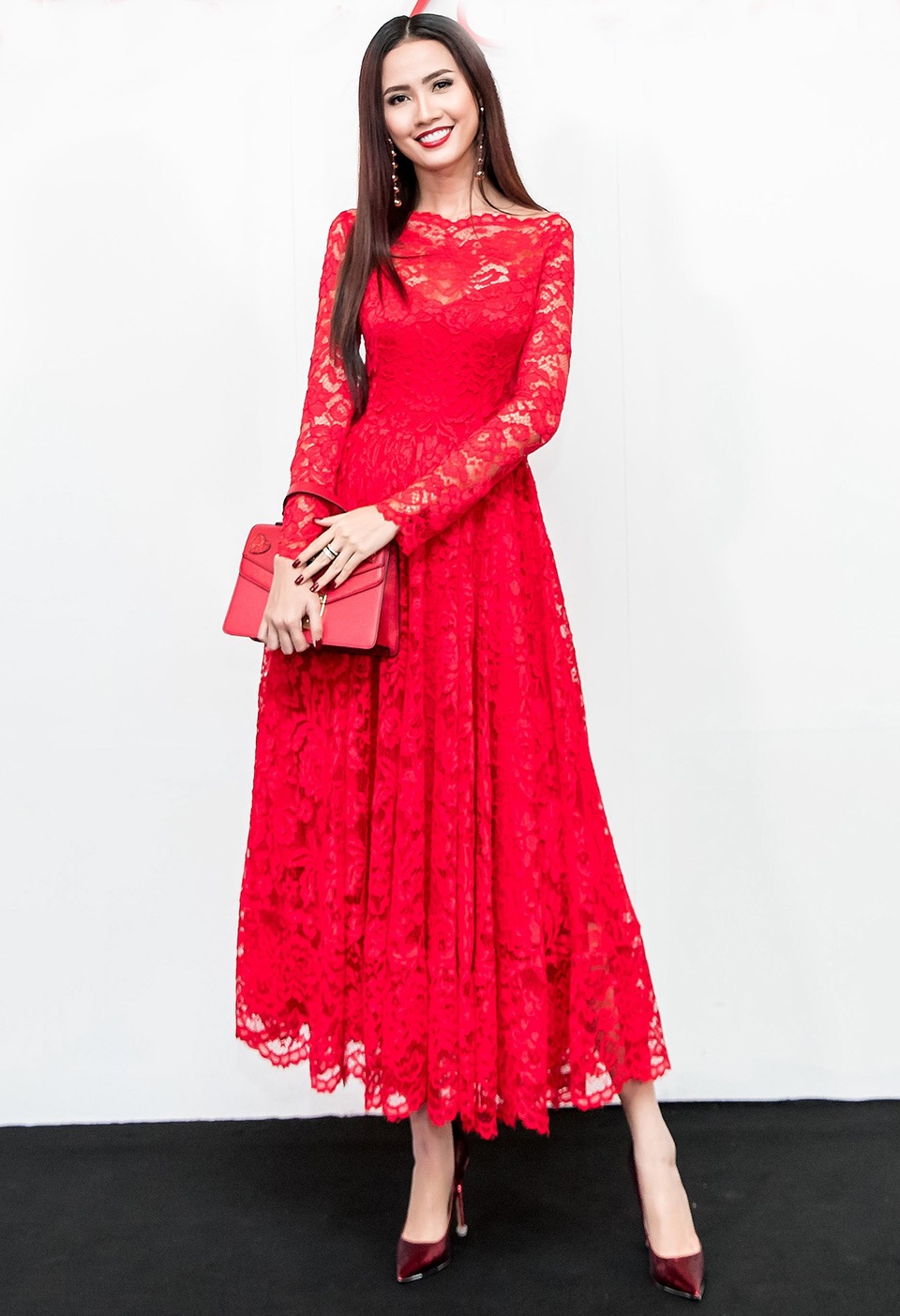 Diễn viên Phan Thị Mơ ngọt ngào với đầm ren xòe cổ điển, kết hợp mái tóc xõa nhẹ nhàng.