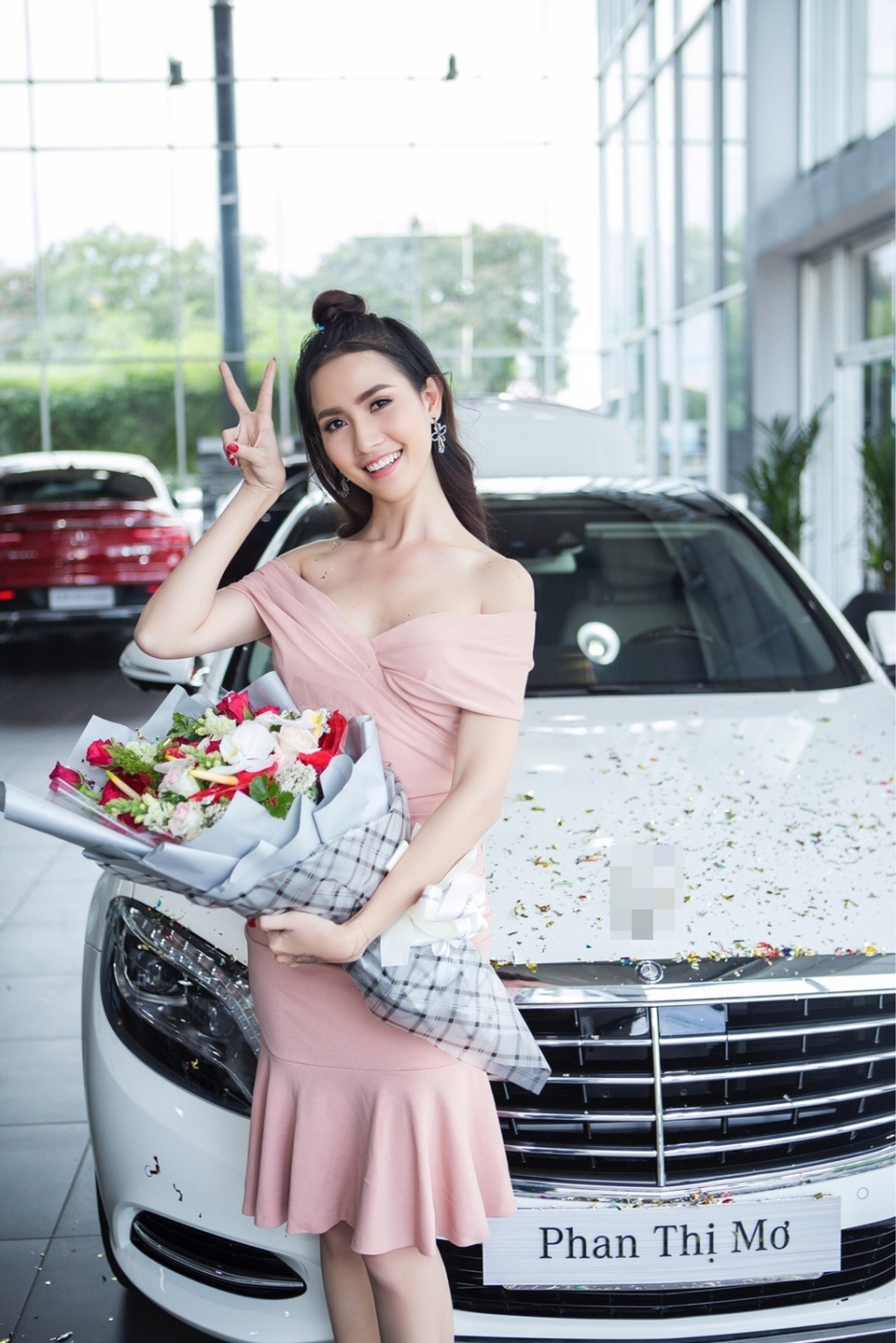 Sau màn khoe nhẫn kim cương, Phan Thị Mơ tự tậu xế hộp tiền tỷ - 1 Được biết, Top 5 Hoa hậu Việt Nam vừa tậu một chiếc xe hơi mới sau một quãng thời gian cật lực đóng phim. Cô vui mừng “khoe” xế sang mới tậu trên trang facebook cá nhân: “Tự tậu baby mới cho mình. Không phải sinh nhật, không phải quốc tế phụ nữ, không phải người yêu mua tặng, vì ế quá mà. Baby mới này có xinh gái giống em không? Vì độc thân nên mọi thứ đều phải tự làm hết ạ. Đón baby về, không hợp mạng, không hợp màu cũng không hợp ngày luôn. Miễn là 2 đứa đi chung xinh đẹp như nhau là được rồi. Baby thứ 3 rồi, màu trắng không hợp mà toàn mua màu trắng”.