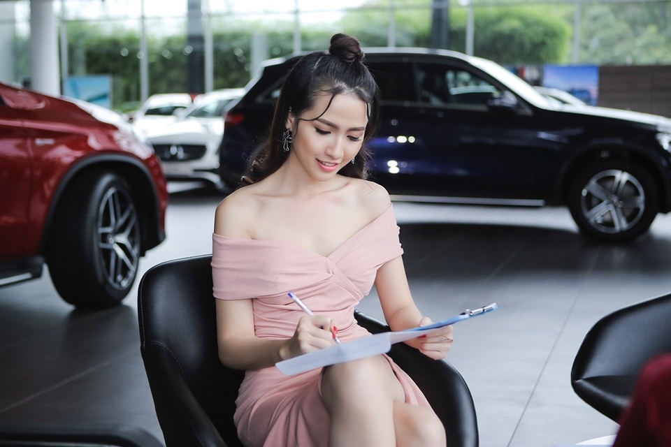 Sau màn khoe nhẫn kim cương, Phan Thị Mơ tự tậu xế hộp tiền tỷ - 2 Người đẹp 9X cho biết, đây là món quà cô tự thưởng cho bản thân mình sau quãng thời gian bản thân làm việc chăm chỉ.