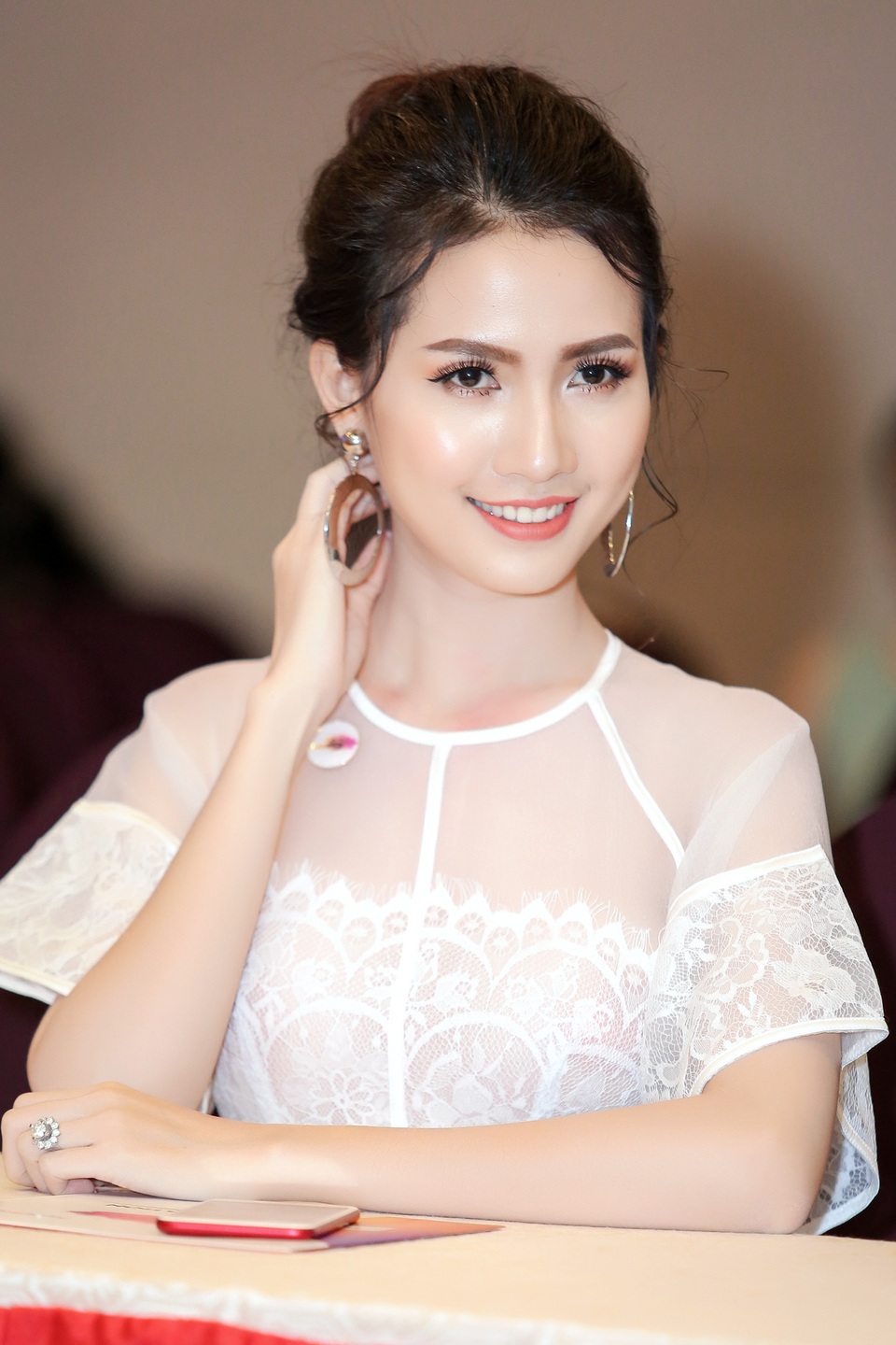 Phan Thị Mơ vướng tin đồn sắp lên xe hoa với bạn trai đại gia - 4 Đôi khuyên tai tròn cùng mái tóc bới cao giúp Phan Thị Mơ lộ xương quai xanh.