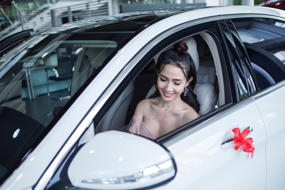 Sau màn khoe nhẫn kim cương, Phan Thị Mơ tự tậu xế hộp tiền tỷ - 4 Chiếc xe hơi mới của Phan Thị Mơ có giá khoảng 4,5 tỷ. Đây là thành quả cô tiết kiệm cũng như chăm chỉ chạy sô, tham gia các chương trình truyền hình, đóng phim, dẫn chương trình…