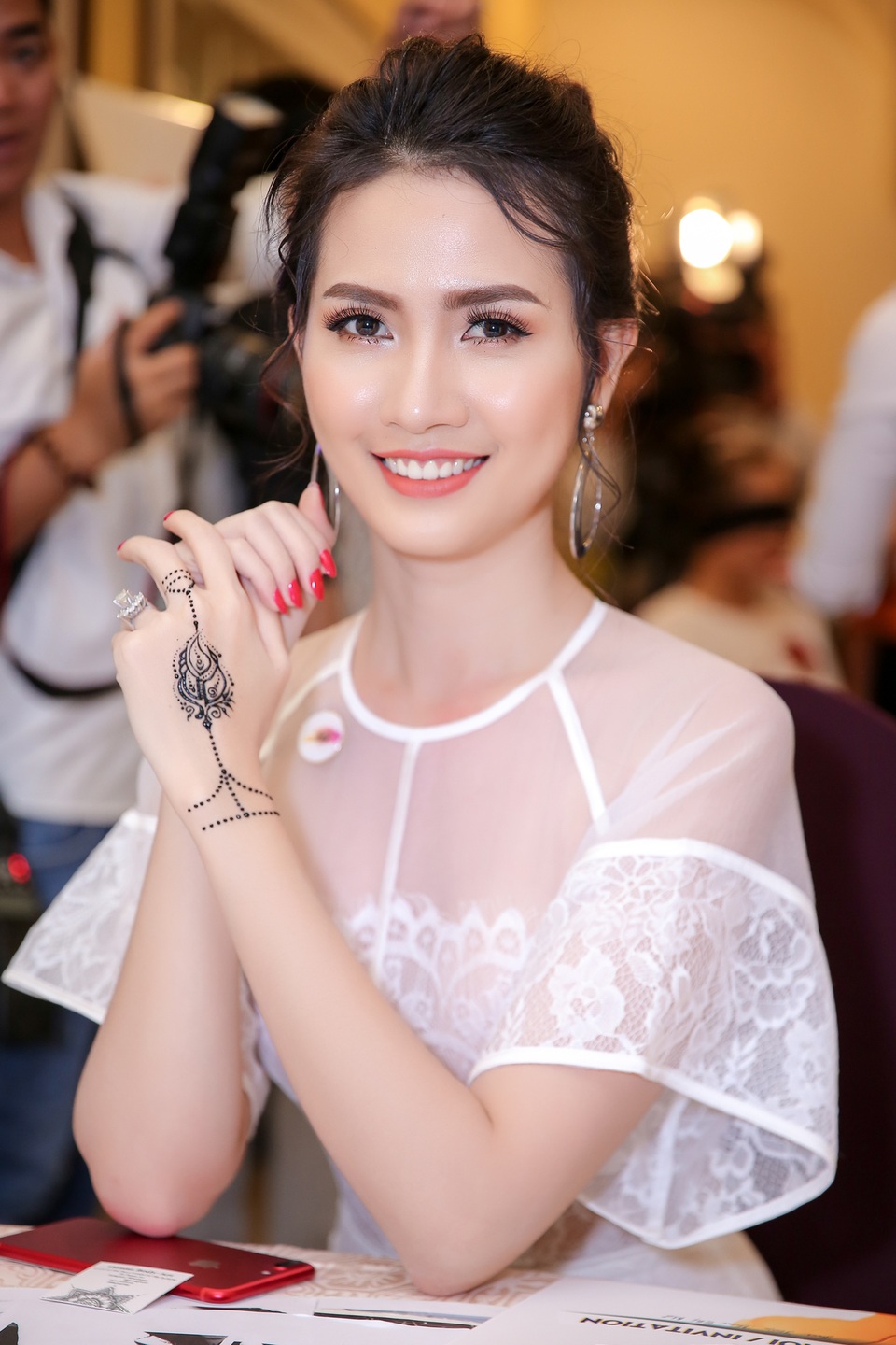 Phan Thị Mơ vướng tin đồn sắp lên xe hoa với bạn trai đại gia - 6 Điều khiến nhiều người bất ngờ trong lần xuất hiện của Phan Thị Mơ chính là hình xăm khá nổi bật ở mu bàn tay trái.