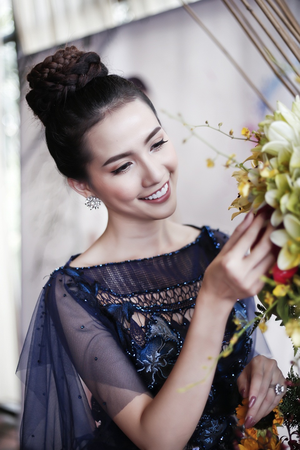 Xuất hiện tại buổi tiệc mới đây, nữ chính phim “ Hồ sơ lửa” diện trang phục nhẹ nhàng và sang trọng trong chiếc đầm màu xanh đẹp mắt.