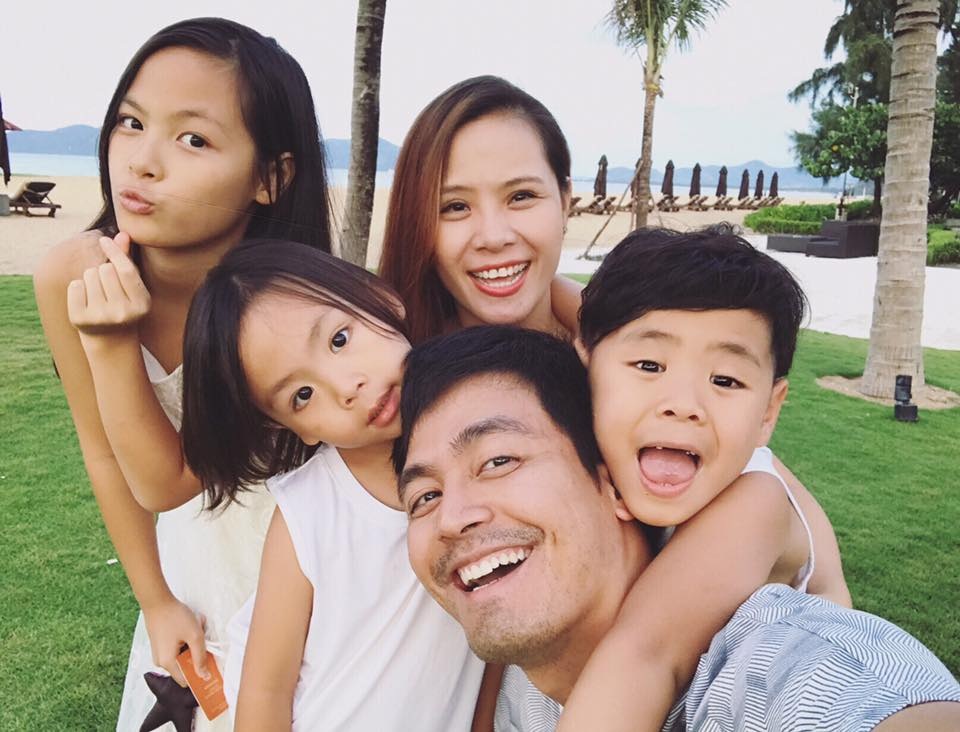 Bảo Thanh khoe thân hình thon gọn, Việt Anh lạ lẫm với ảnh cổ trang - 10 MC Phan Anh khoe ảnh cả gia đình, anh viết: Vì bận việc nên đến nghỉ hè, mình cũng phải để mấy mẹ con tự đi trước rồi bố tất tả vào sau, vội tới mức họp xong phi ra sân bay, quên cả valy quần áo. Thấy có lỗi với vợ con lắm khi di chuyển nhiều, may mà tới nơi ưng ý quá, mặt cả nhà lại tươi phơi phới liền.