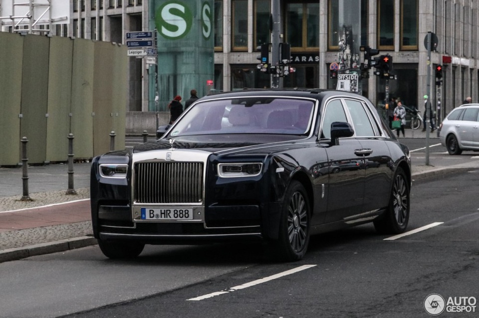 Diện kiến Rolls-Royce Phantom thế hệ mới ngoài đời thực - 2
Phantom mới có lưới tản nhiệt cao hơn, nên biểu tượng Spirit of Ecstasy trên mũi xe cũng nhô cao hơn trước khoảng 12mm. Ngoài việc gia tăng kích thước, lưới tản nhiệt còn được tích hợp liền khung, tạo vẻ hiện đại và bớt rườm rà.