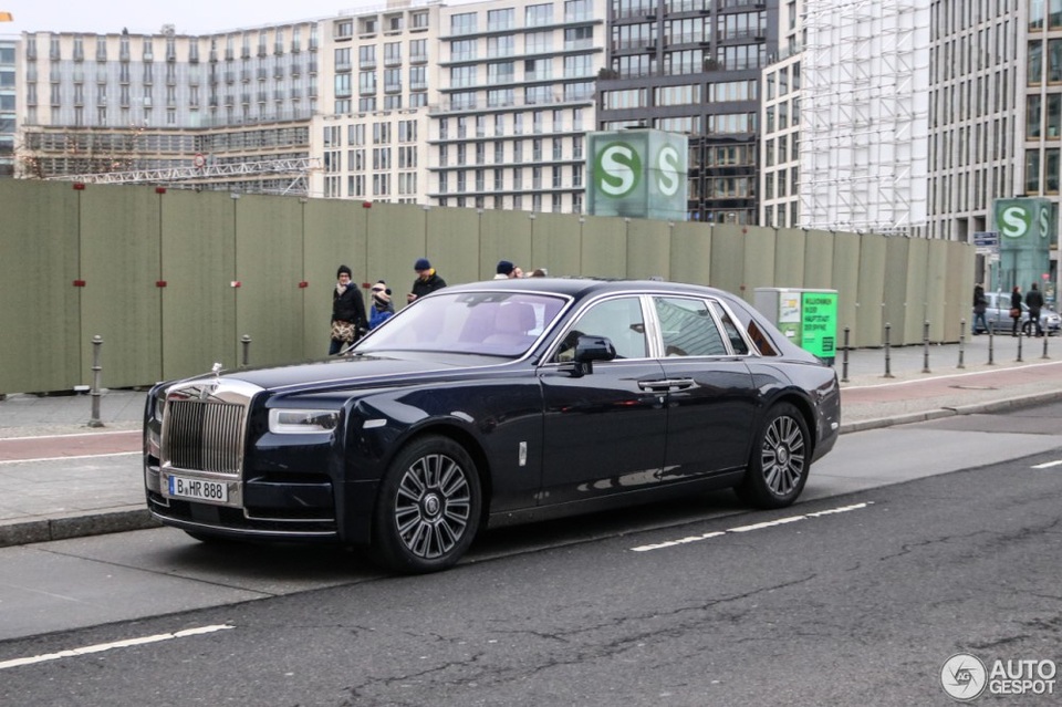 Diện kiến Rolls-Royce Phantom thế hệ mới ngoài đời thực - 7
Dọc hai bên nắp ca-pô là dải thép không gỉ được đánh bóng, chạy lên viền cả kính chắn gió trước. Viền cửa sổ cũng là khung thép không gỉ.