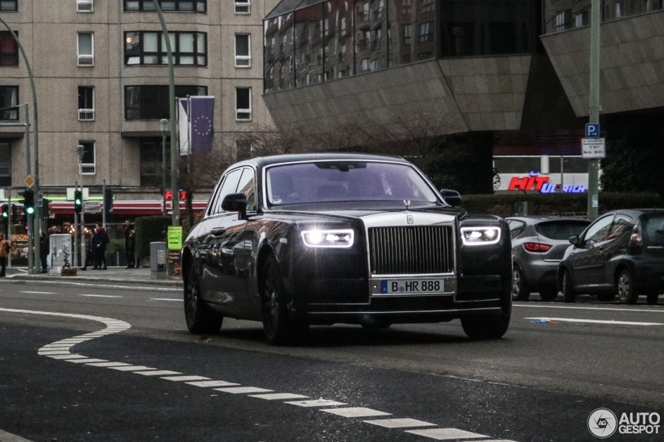 Diện kiến Rolls-Royce Phantom thế hệ mới ngoài đời thực - 3
Hai bên lưới tản nhiệt và cụm đèn pha ánh sáng laser, với viền là dải đèn LED chiếu sáng ban ngày. Cụm đèn pha của Phantom mới được giới thiệu là hiện đại nhất thế giới, với khả năng chiếu xa hơn 600m.