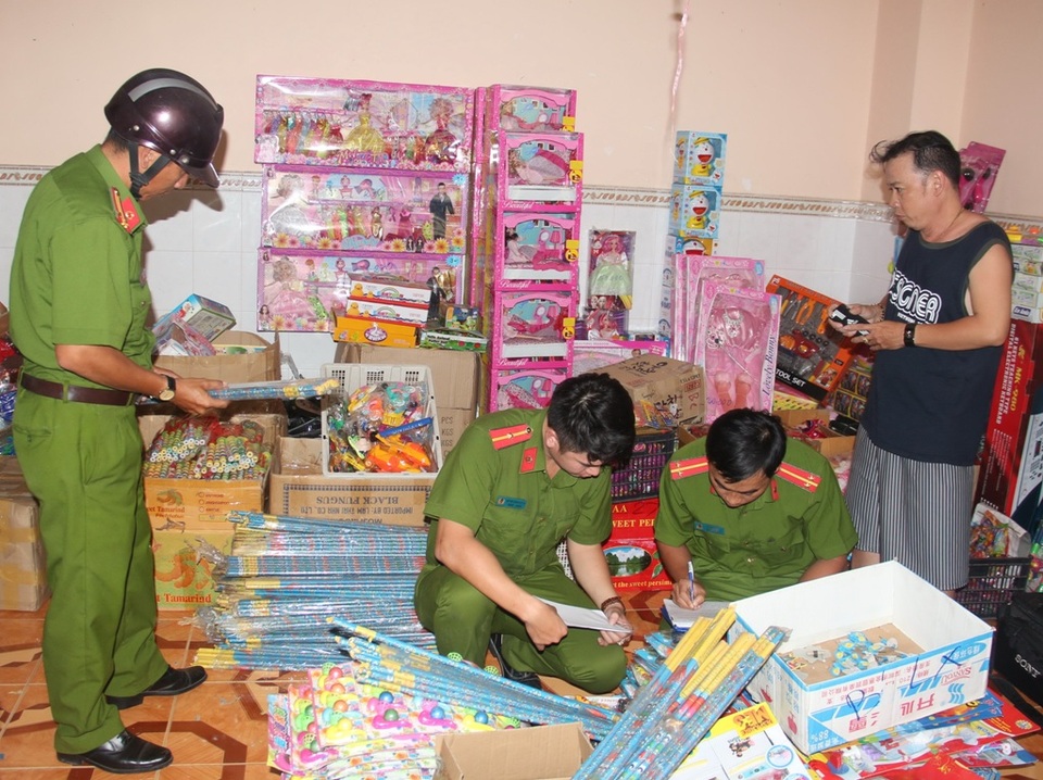 Phát hiện nhiều học sinh sử dụng pháo nổ sau Tết - 1 Cơ quan chức năng kiêm tra và thu giữ số pháo tại cửa hàng kinh doanh đồ chơi “Bé Tỷ”, trên đường Huỳnh Thị Hưởng, khóm 1, phường Mỹ Long,