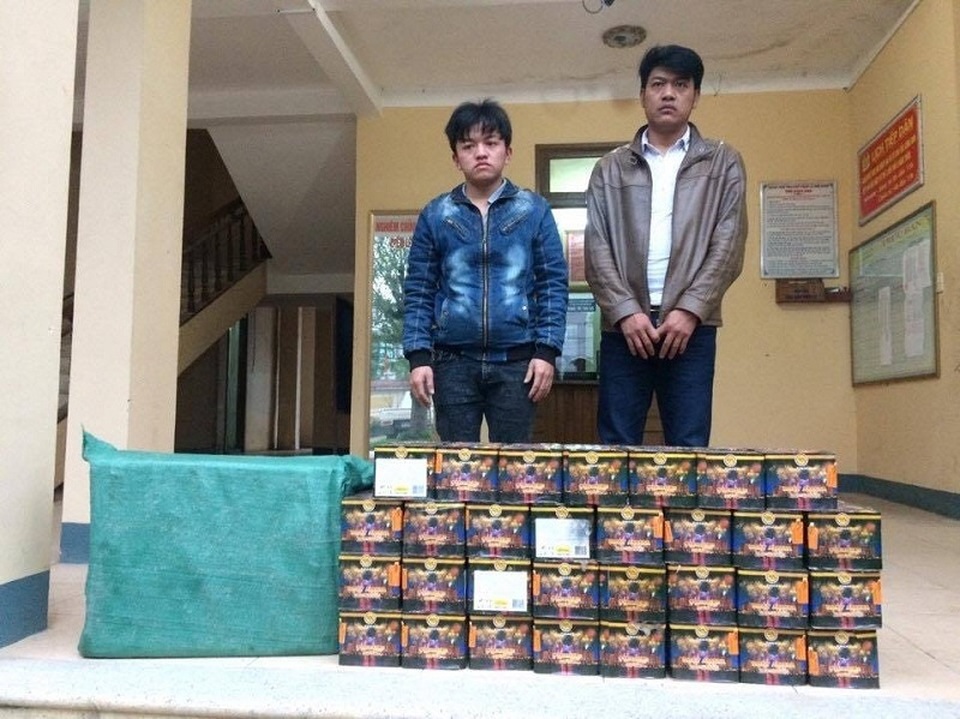 Bắt giữ các đối tượng vận chuyển pháo và động vật hoang dã - 1 Hai đối tượng vận chuyển pháo bị bắt giữ