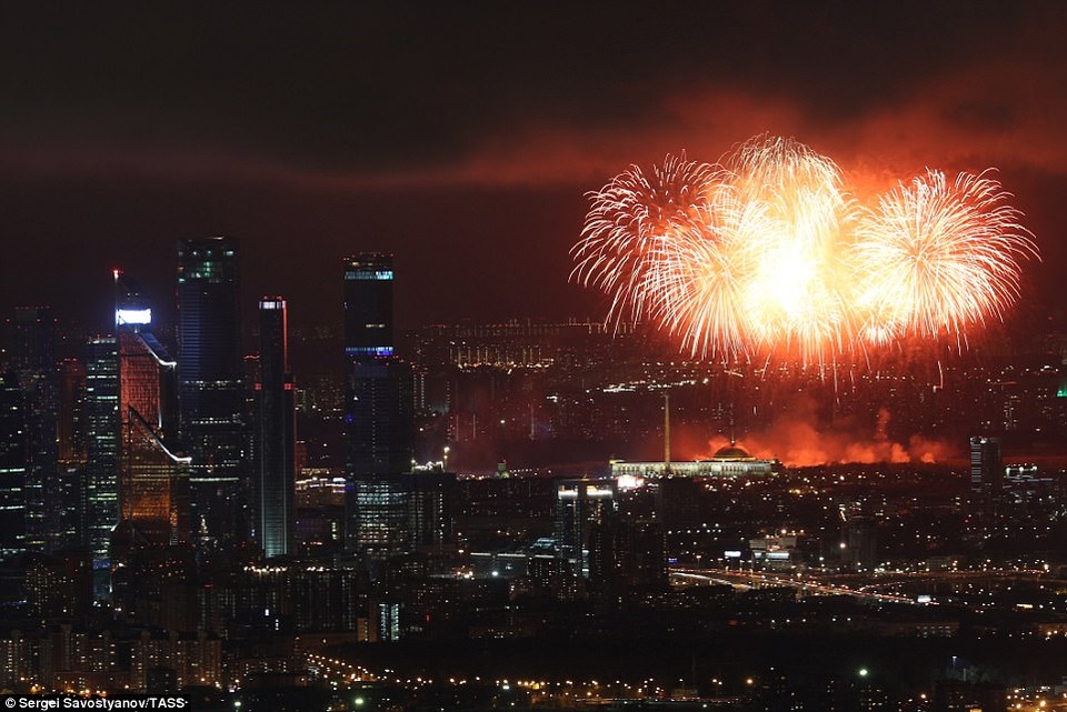 Những tòa nhà cao tầng lấp lánh ánh điện tại thủ đô Moscow (Ảnh: TASS)