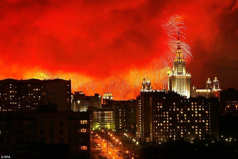 Bầu trời Nga trong một khoảnh khắc chuyển thành màu đỏ vào tối 9/5 (Ảnh: EPA)