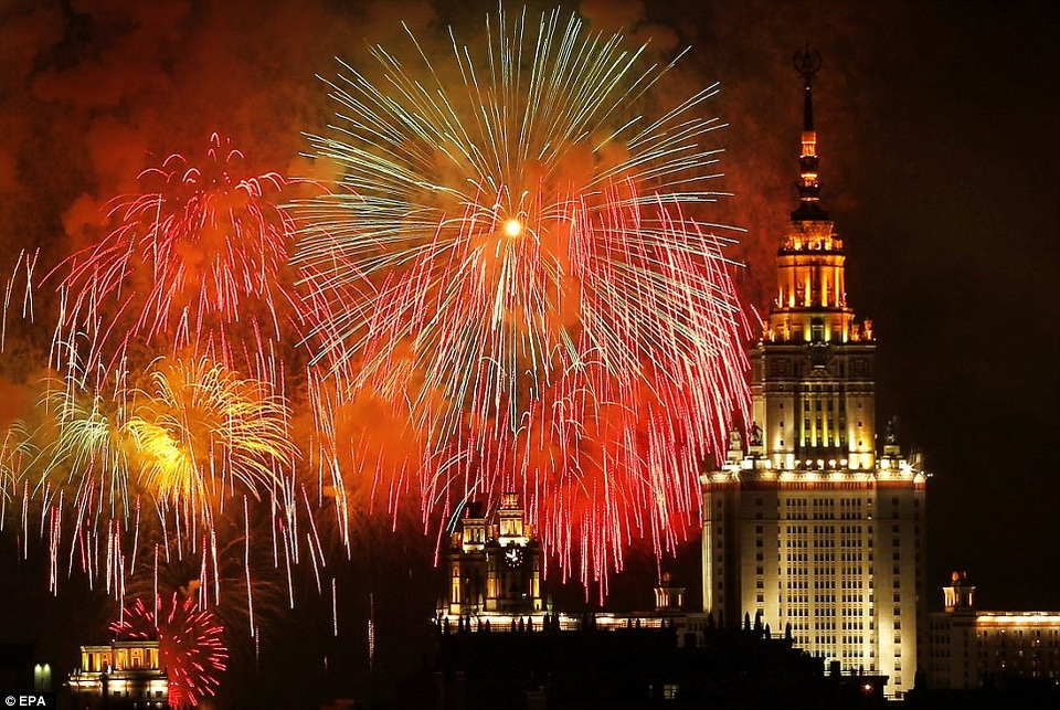 Tòa nhà Đại học Moscow chìm trong ánh sáng tuyệt đẹp của pháo hoa. (Ảnh: EPA)