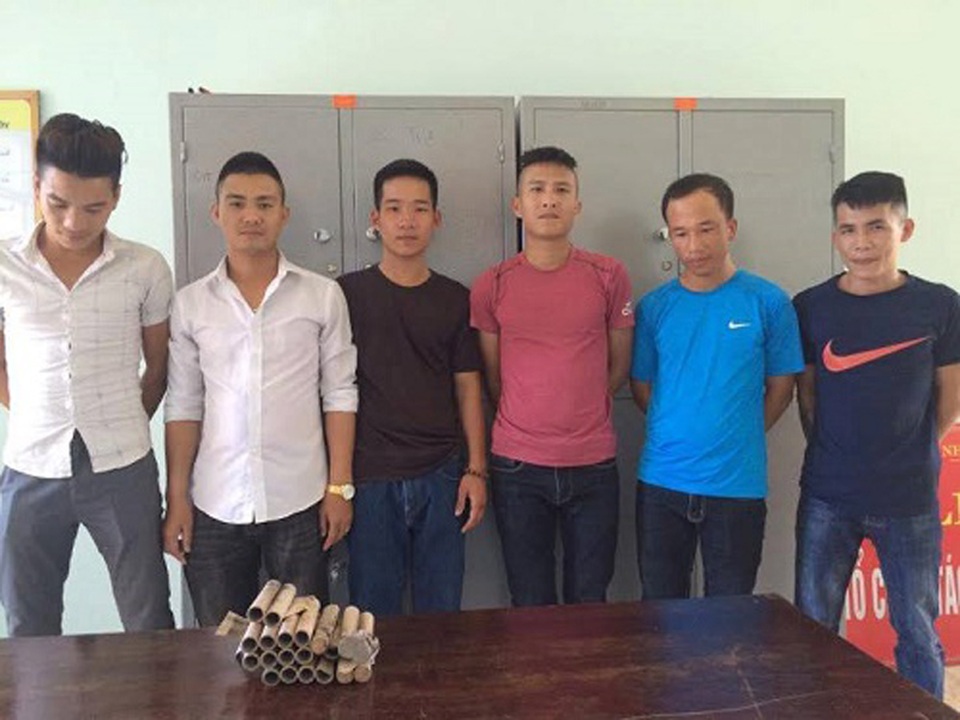 Thiếu nữ “chơi ngông” mừng sinh nhật bạn trai bằng… loạt pháo hoa - 1 Công an huyện Cẩm Xuyên (Hà Tĩnh) tạm giữ các đối tượng liên quan đến tiệc pháo hoa tại biển Thiên Cầm.