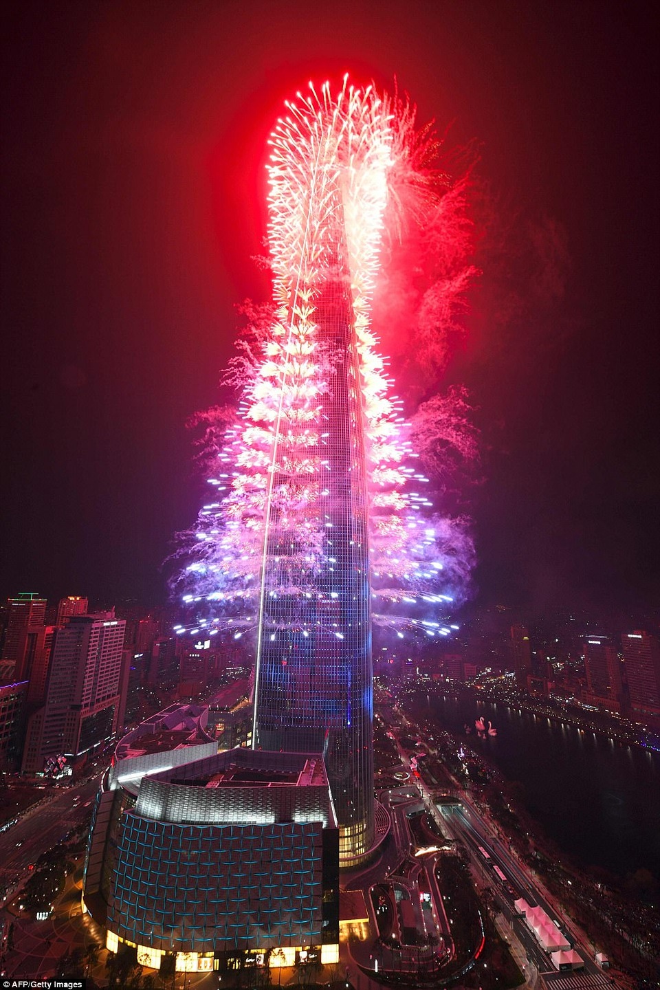 Mãn nhãn với màn bắn pháo hoa ở tòa nhà cao thứ 5 thế giới - 5 Tòa nhà Lotte World Tower nằm bên bờ sông Hàn tại thủ đô Seoul (Ảnh: AFP)
