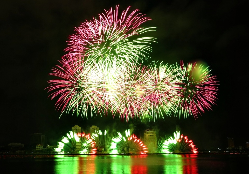 Các khách sạn có vị trí đắc địa để xem pháo hoa đã sớm cháy phòng giờ G