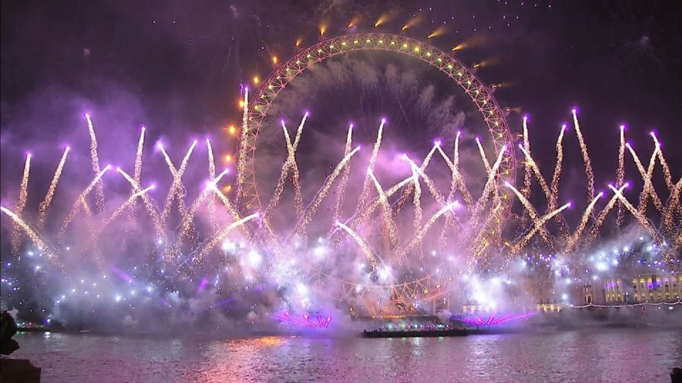 Mãn nhãn màn trình diễn pháo hoa mừng năm mới ở Anh - 12 London đã sử nhiều loại pháo hoa với những tạo hình khác nhau cho màn trình diễn đặc sắc trong đêm giao thừa (Ảnh: Getty)