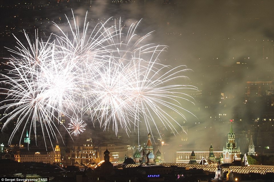 Trước đó, hơn 10.000 binh lính và 114 khí tài quân sự hiện đại đã cùng nhau phô diễn sức mạnh trong lễ duyệt binh hoành tráng tại Quảng trường Đỏ ở Moscow. (Ảnh: TASS)