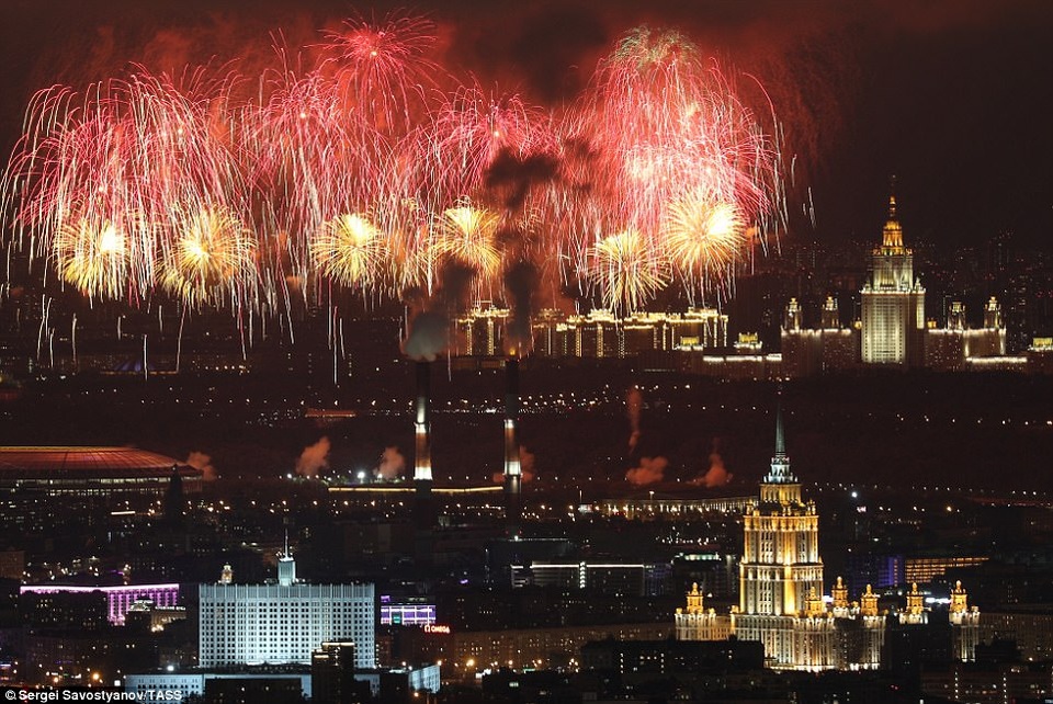 Tuy nhiên, vì lý do thời tiết nên các tiết mục trình diễn của 72 máy bay chiến đấu và trực thăng quân sự trong lễ duyệt binh đã bị hủy vào phút chót. (Ảnh: TASS)