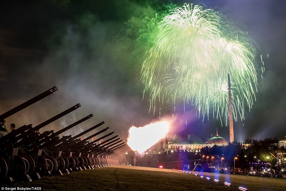 Những khẩu đại bác này đã đồng loạt khai hỏa vào sáng ngày 9/5 để mở màn cho lễ duyệt binh kéo dài gần 1 giờ đồng hồ tại Quảng trường Đỏ. (Ảnh: TASS)