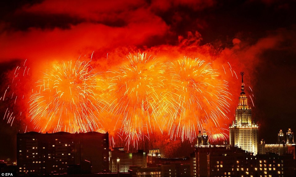 Một khoảnh khắc ấn tượng trong màn trình diễn bắn pháo hoa tại Moscow (Ảnh: EPA)