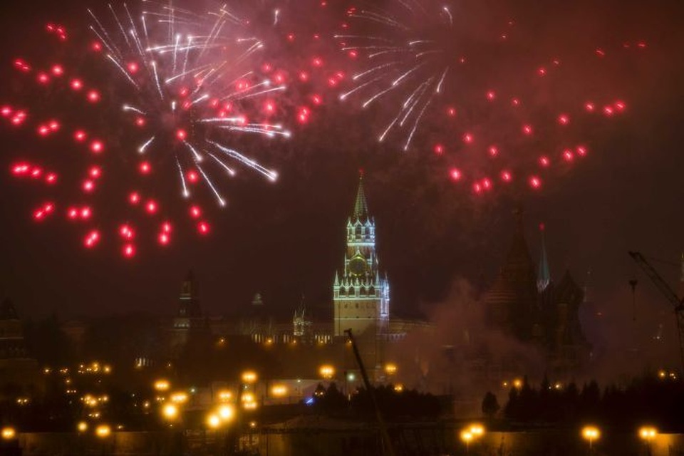 Pháo hoa rợp trời châu Âu chào đón năm mới 2017 - 27
Pháo hoa bên trên điện Kremlin ở thủ đô Moscow, Nga (Ảnh: AP)