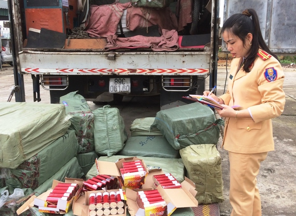 Bắt xe tải vận chuyển hơn 7000 quả pháo lậu - 1 Xe tải chở 7200 quả pháo do nước ngoài sản xuất không có giấy tờ bị bắt giữ