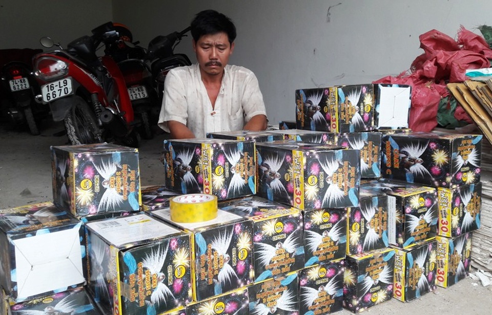 Phát hiện ô tô biển Lào vận chuyển gần 300 kg pháo lậu - 1 Tang vật gồm hàng trăm hộp pháo bị cơ quan chức năng thu giữ