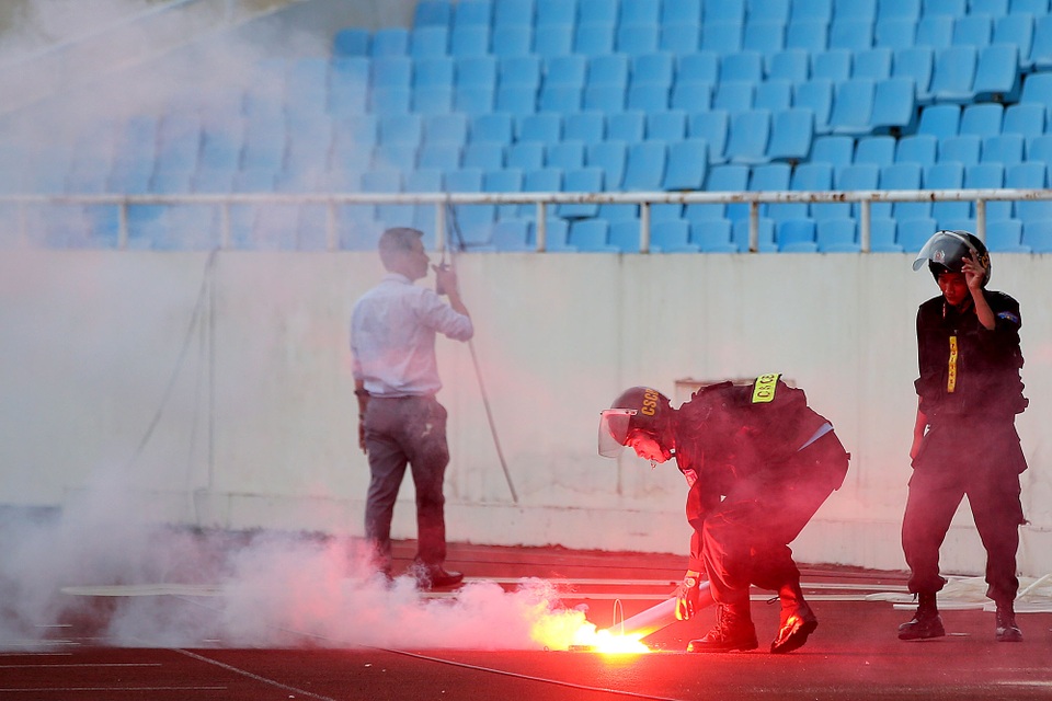 CĐV Hải Phòng ném pháo sáng, thách thức BTC giải V-League - 7 CĐV Hải Phòng ném pháo sáng, thách thức BTC giải V-League - 7