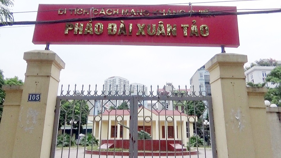 Pháo đài Xuân Tảo tại phường Xuân Tảo, quận Bắc Từ Liêm, Hà Nội là một trong hai pháo đài đã nã những loạt pháo đầu tiên vào quân đội Pháp, mở màn 60 ngày đêm chiến đấu chống Thực dân Pháp năm 1946.