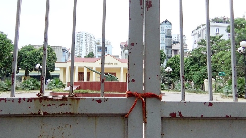 Lễ gắn biển Di tích cách mạng kháng chiến pháo đài Xuân Tảo diễn ra vào 7/10/2014, đúng dịp kỉ niệm 60 năm ngày Giải phóng Thủ đô, là hoạt động có ý nghĩa to lớn đối với nhân dân và cán bộ hai phường Xuân Tảo và Xuân Đỉnh. Tuy nhiên, chỉ sau 3 năm, công trình này đang có dấu hiệu xuống cấp nghiêm trọng khi còn chưa được đưa vào sử dụng. Ngay cổng chính cũng không có nổi một ổ khoá mà phải móc tạm bằng dây chun.