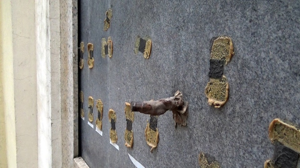 Phần sắt gắn biển di tích đã trơ ra hoen gỉ.