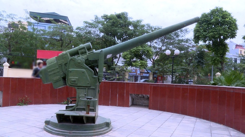 Hà Nội: Thanh tra toàn diện Dự án Cải tạo di tích Pháo đài Xuân Tảo! - 2 Việc thẩm định chất lượng khẩu pháo ở khu di tích vẫn chưa thể thực hiện. Theo thiết kế thì khẩu pháo này được đúc bằng đồng nhưng xuất hiện những vết nứt bất thường khiến người dân nghi ngờ về chất liệu.