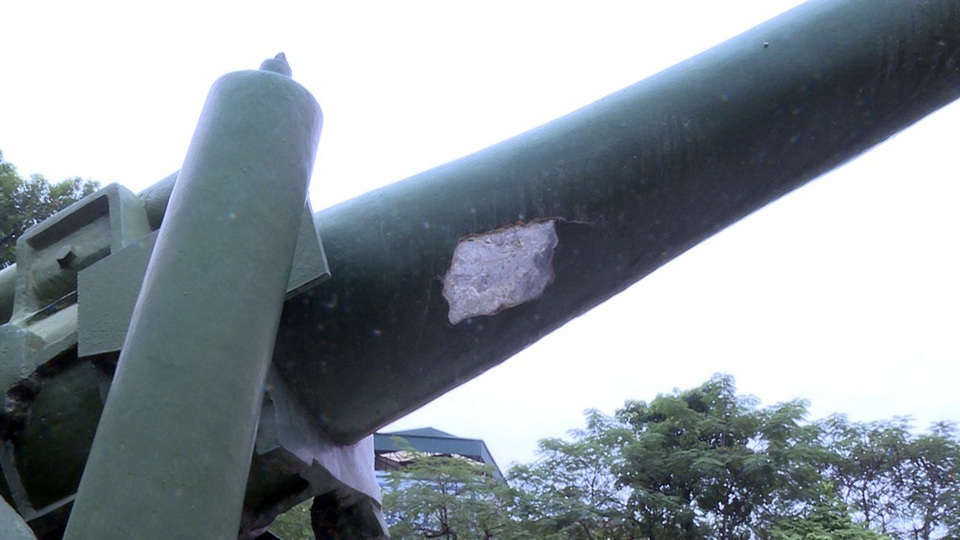  Nhưng sau một thời gian hoàn thiện, bằng mắt thường có thể thấy khẩu pháo này đang có dấu hiệu nứt vỡ nhiều chỗ, bong tróc nhiều mảng, lộ ra cả cốt nòng pháo bên trong.