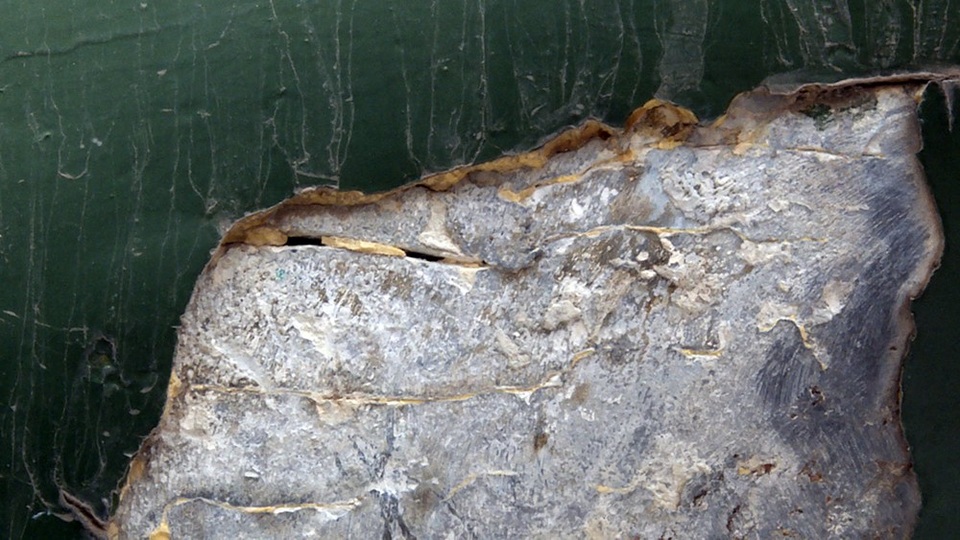 Trước những hình ảnh này, người dân trong khu vực không khỏi đặt dấu hỏi lớn về chất liệu thực sự của khẩu pháo này có bằng đồng thực sự hay bằng chất liệu nào khác?