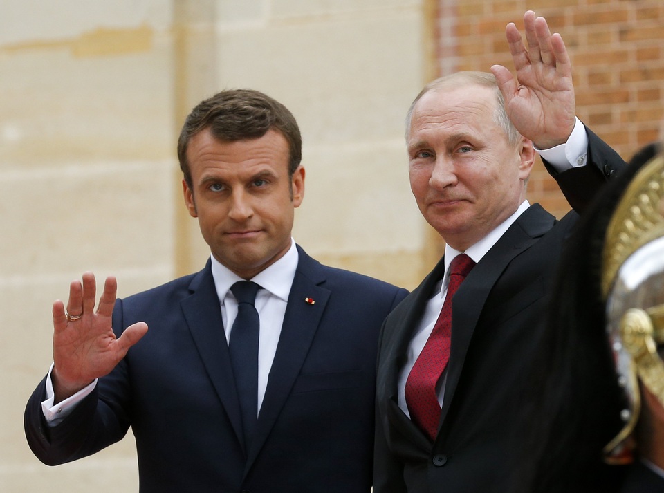 Tổng thống Nga - Pháp lần đầu gặp mặt - 2 Tổng thống Macron và Tổng thống Putin đã tổ chức họp báo sau khi hội đàm. Tổng thống Pháp thừa nhận rằng ông vẫn còn một số “bất đồng” với người đồng cấp Nga, tuy nhiên cả hai đã “trao đổi quan điểm” một cách thẳng thắn trong cuộc gặp lần này. Trong ảnh: Hai nhà lãnh đạo vẫy tay chào các phóng viên khi chuẩn bị bắt đầu cuộc hội đàm song phương.
