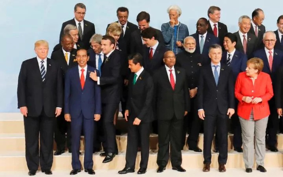 Tổng thống Pháp loay hoay vì đứng nhầm chỗ khi chụp ảnh tại G-20 - 1
Tổng thống Pháp Macron loay hoay đổi chỗ đứng. (Ảnh: AFP)