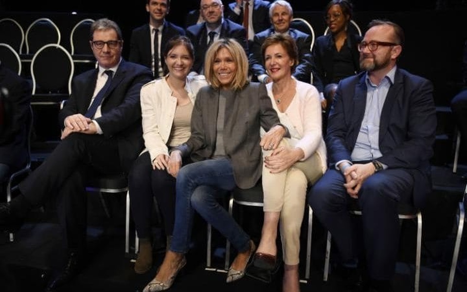 Chuyện tình của ứng viên tổng thống Pháp kém vợ 24 tuổi - 4
Bà Brigitte Trogneux dự buổi tranh luận giữa các ứng viên tổng thống hồi đầu tháng 4. (Ảnh: AFP)