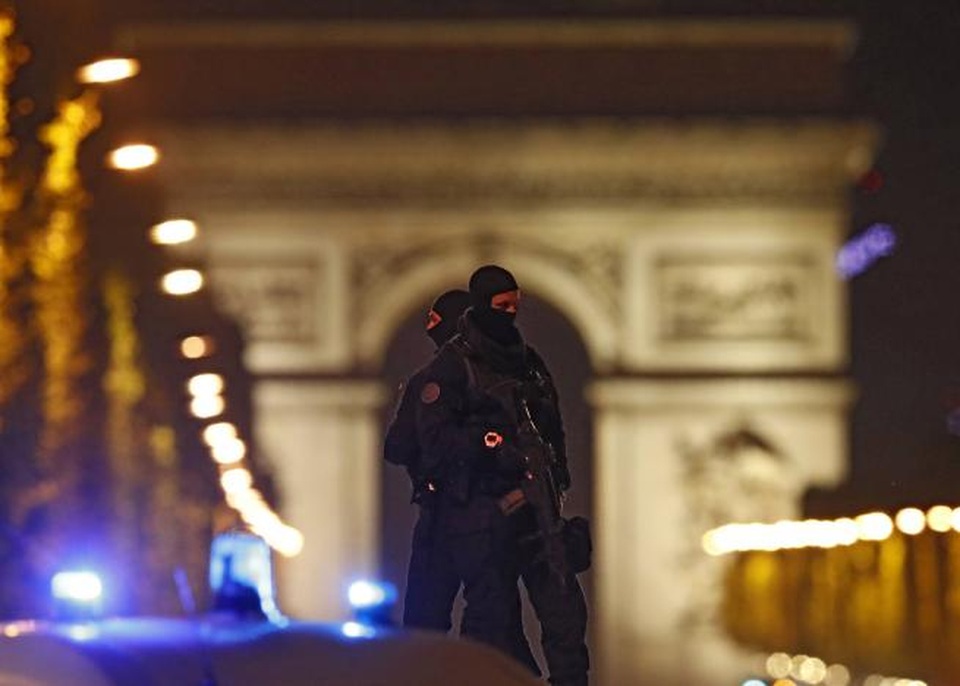 Tấn công khủng bố tại thủ đô Paris, 1 cảnh sát thiệt mạng - 4
(Ảnh: Reuters)