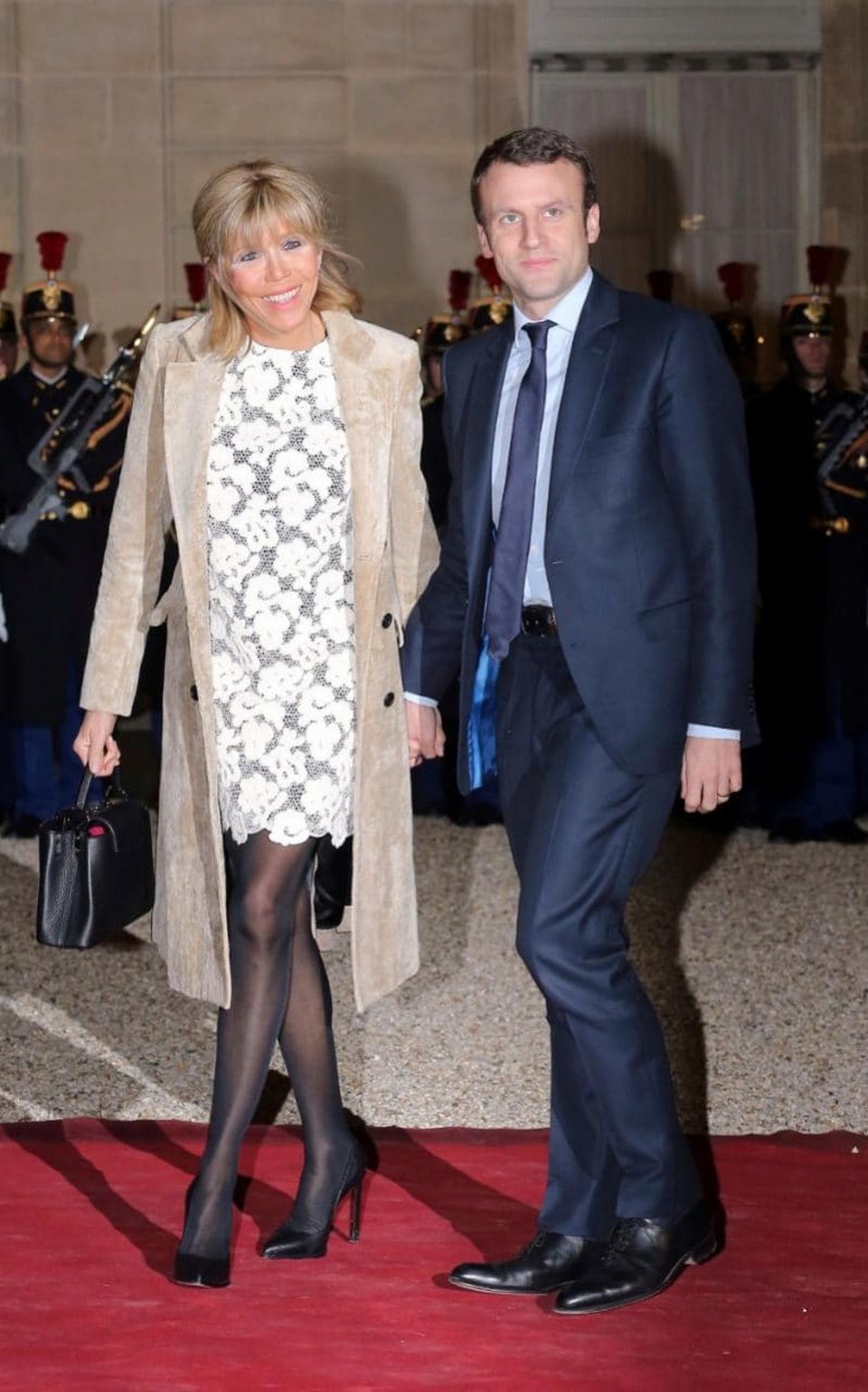 Chuyện tình của ứng viên tổng thống Pháp kém vợ 24 tuổi - 1
Ông Macron và vợ, bà Brigitte Trogneux. (Ảnh: AP)
