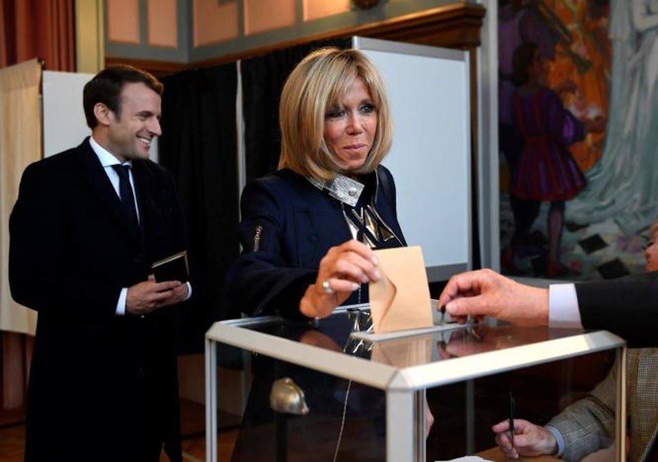 Đệ nhất phu nhân tương lai của Pháp sẵn sàng làm việc không lương - 1
Vợ chồng ông Macron. (Ảnh: AFP)