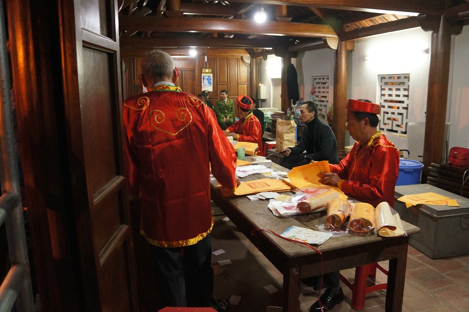 Sớm tinh mơ, ken đặc người xin ấn cầu danh ở đền Trần - 11
Trong khi đó, tại khu vực phát ấn, các cụ cao niên cũng làm việc hết công suất để phục vụ người dân.
