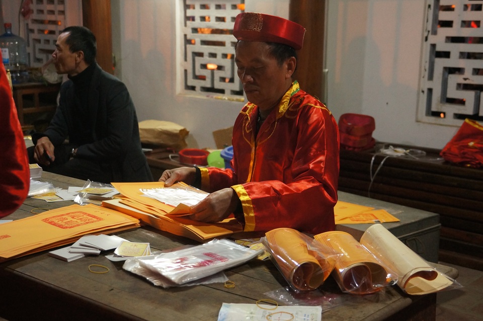 Sớm tinh mơ, ken đặc người xin ấn cầu danh ở đền Trần - 12
Những người phát lá ấn cũng nâng niu cẩn thận lá ấn trước khi đến tay người dân