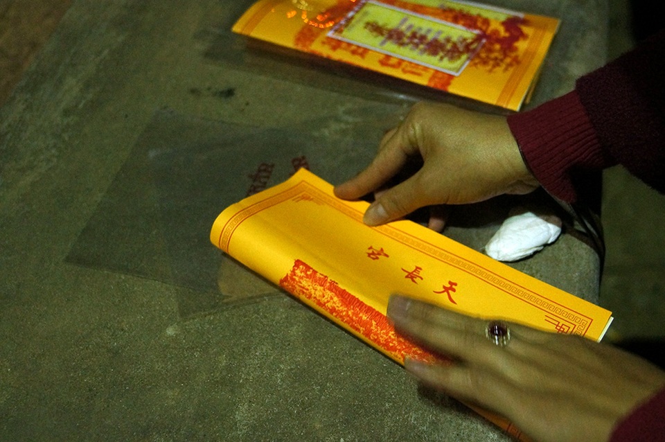 Sớm tinh mơ, ken đặc người xin ấn cầu danh ở đền Trần - 2
Những cánh ấn du khách xin được xếp cẩn thận