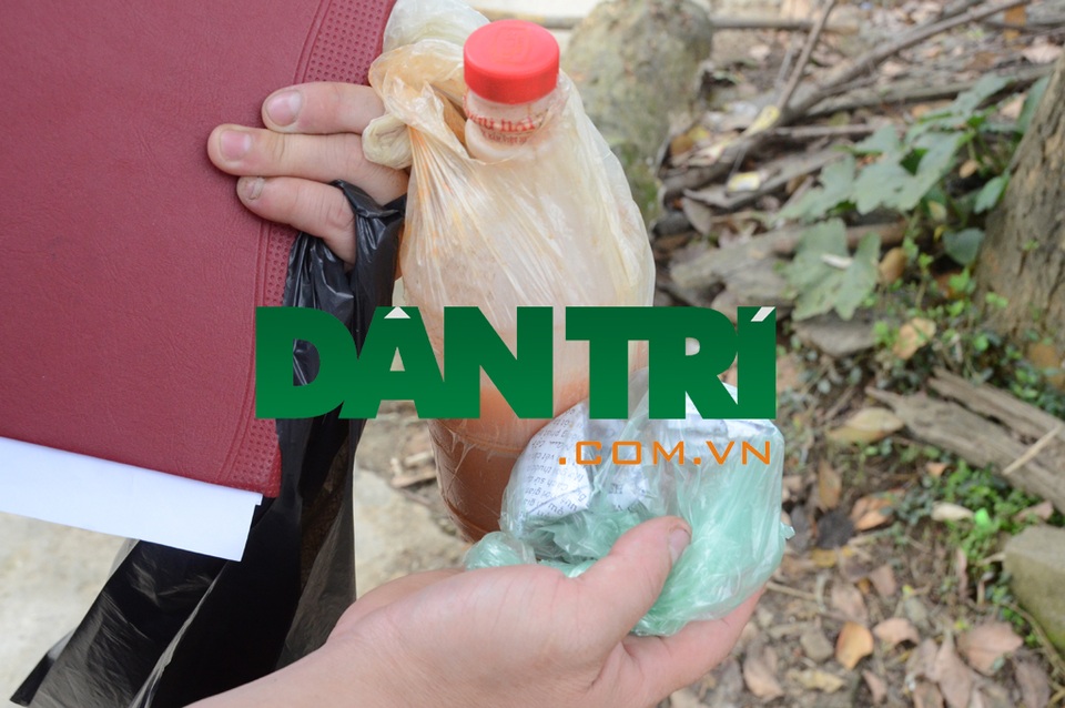 40 người bị chó cắn, 1 người tử vong, nhiều người vẫn “bình chân như vại” - 2 Lọ thuốc mà thầy lang bán cho bố mẹ cháu Hoàng để chữa bệnh dại cho cháu.
