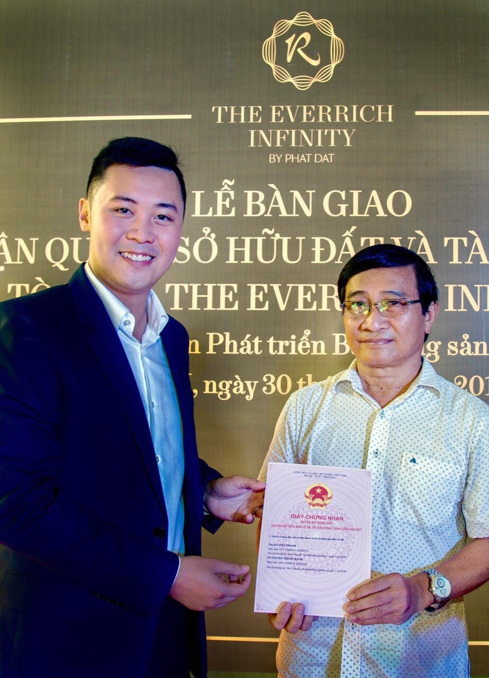 Phát Đạt chính thức trao sổ hồng cho cư dân dự án The EverRich Infinity - 1
Ông Nguyễn Tấn Danh - Phó Chủ tịch HĐQT kiêm Cố vấn Điều hành trao sổ hồng cho khách hàng