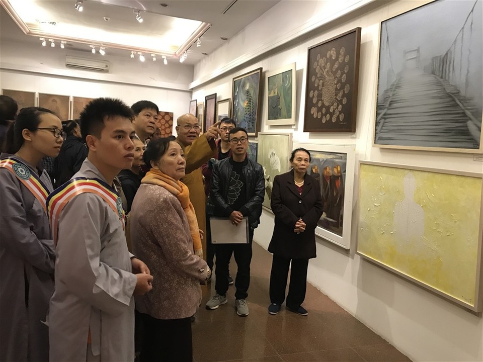 Triển lãm 51 tác phẩm mỹ thuật Phật giáo đương đại - 3 Đông đảo chư tăng ni và Phật tử đến dự khai mạc triển lãm.