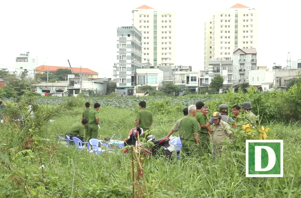 Phát hiện thi thể bé sơ sinh trên bãi đất trống ở Sài Gòn - 1 Hiện trường phát hiện thi thể cháu bé trên bãi đất trống