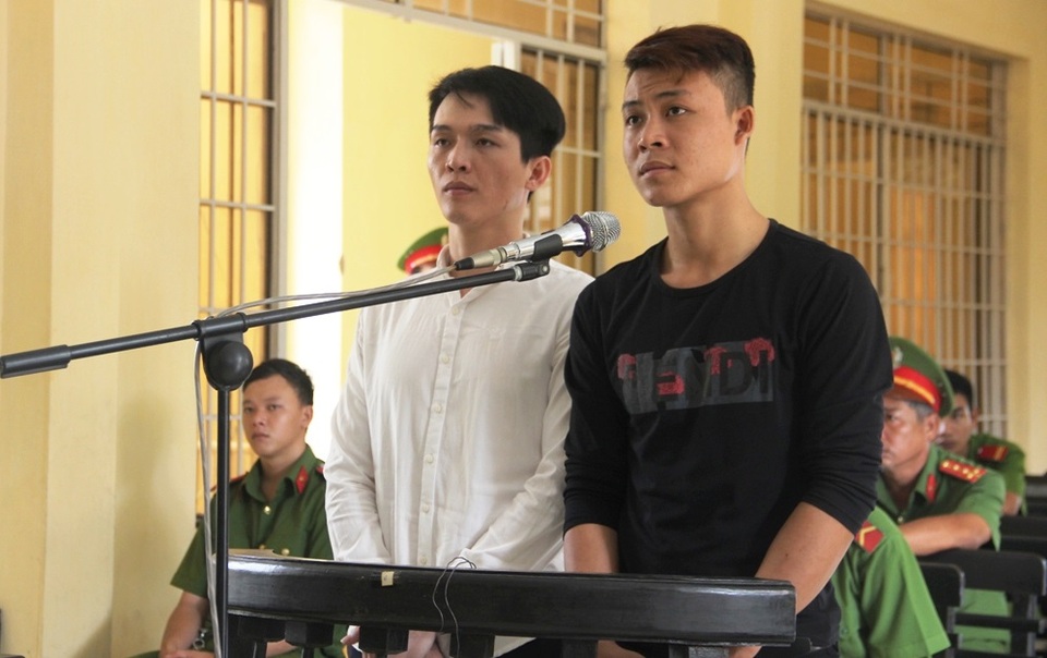 Bị cáo Phát (áo trắng) và bị cáo Khỏe tại tòa sơ thẩm lần 3, ngày 9/5